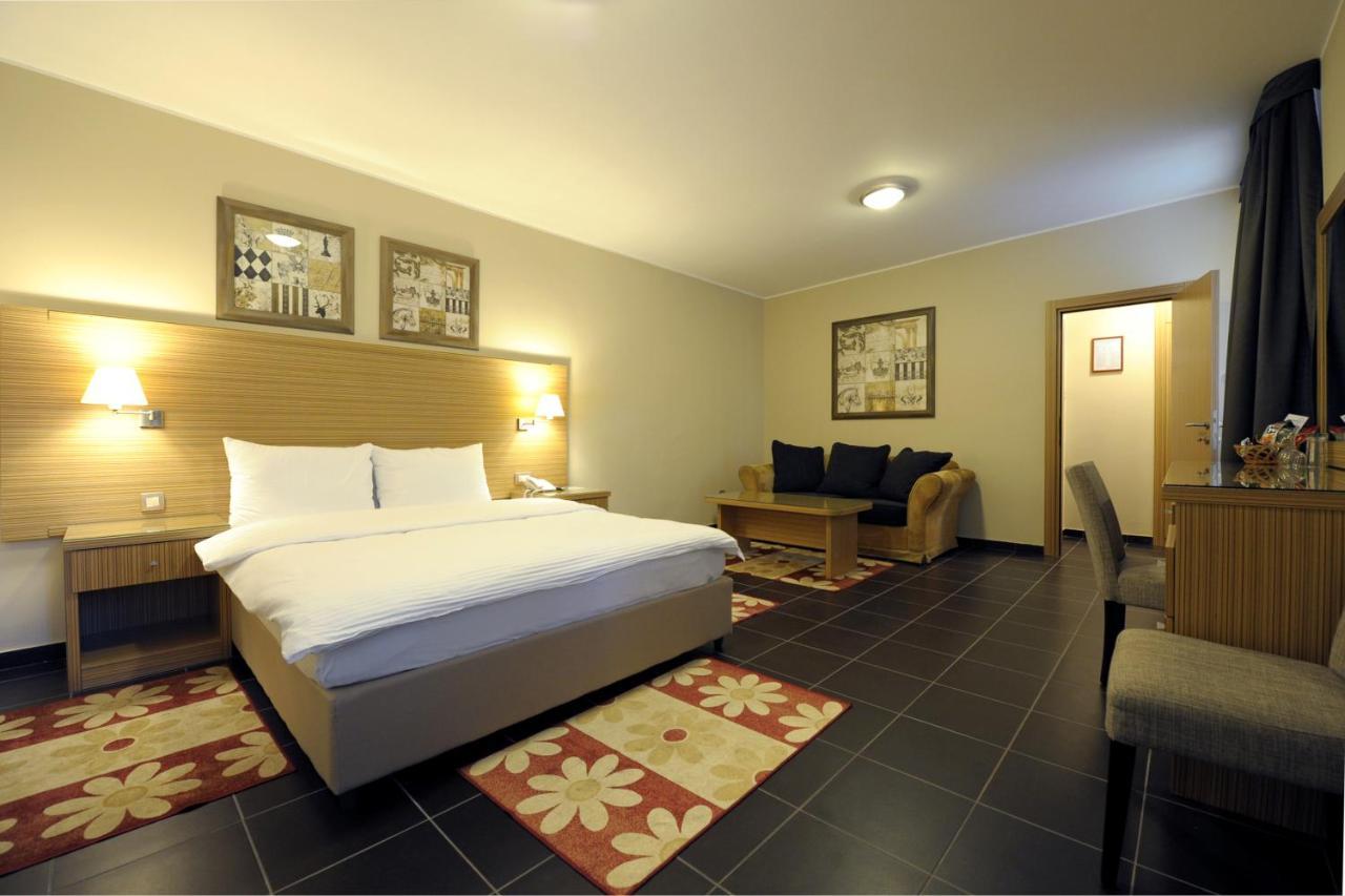 Hotel 1000 Ruza Belgrado Exterior foto