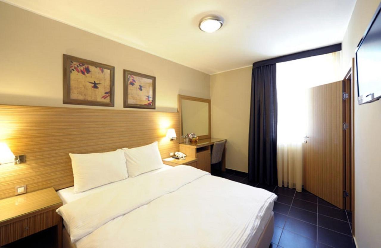 Hotel 1000 Ruza Belgrado Exterior foto