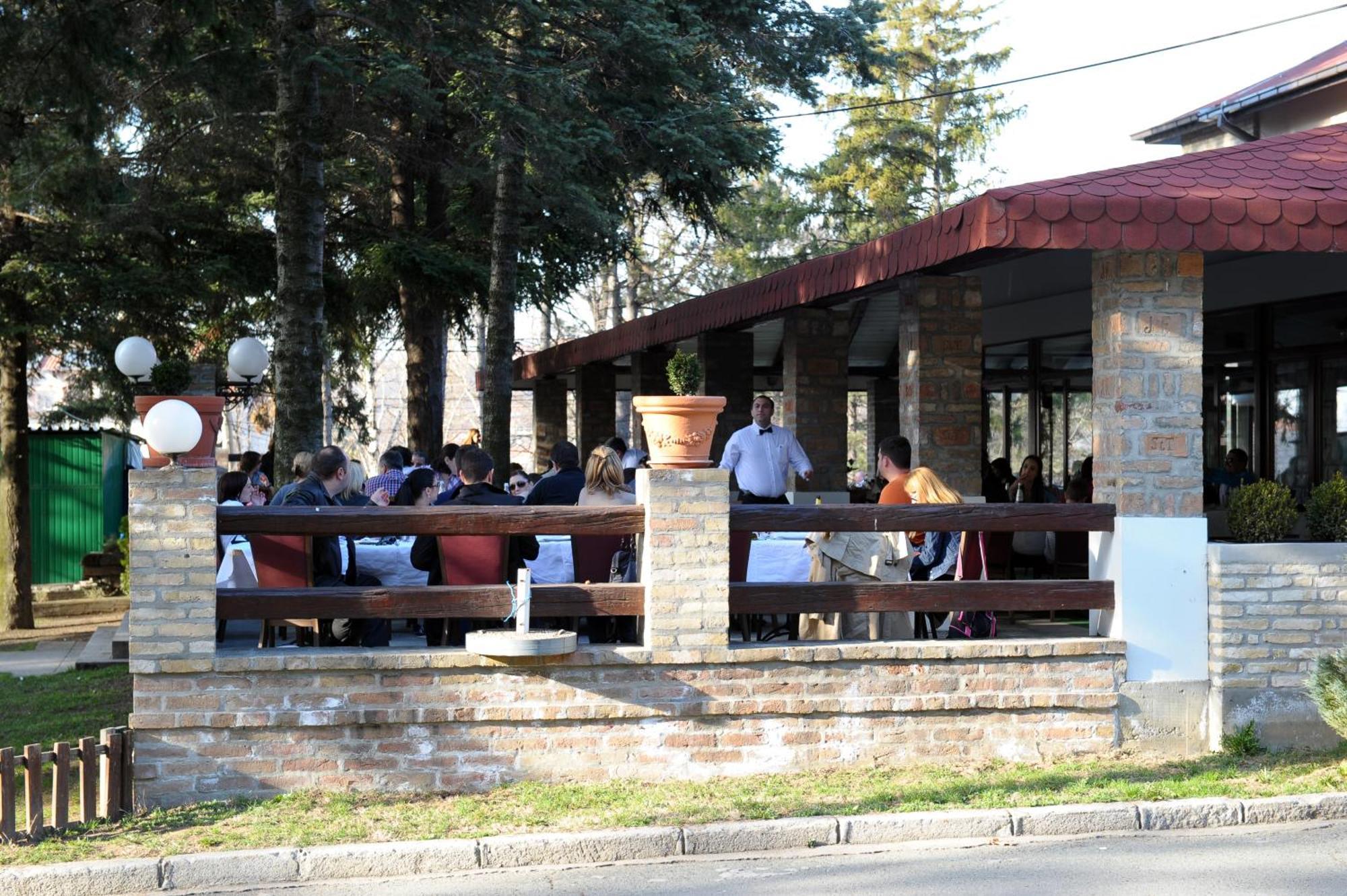 Hotel 1000 Ruza Belgrado Exterior foto