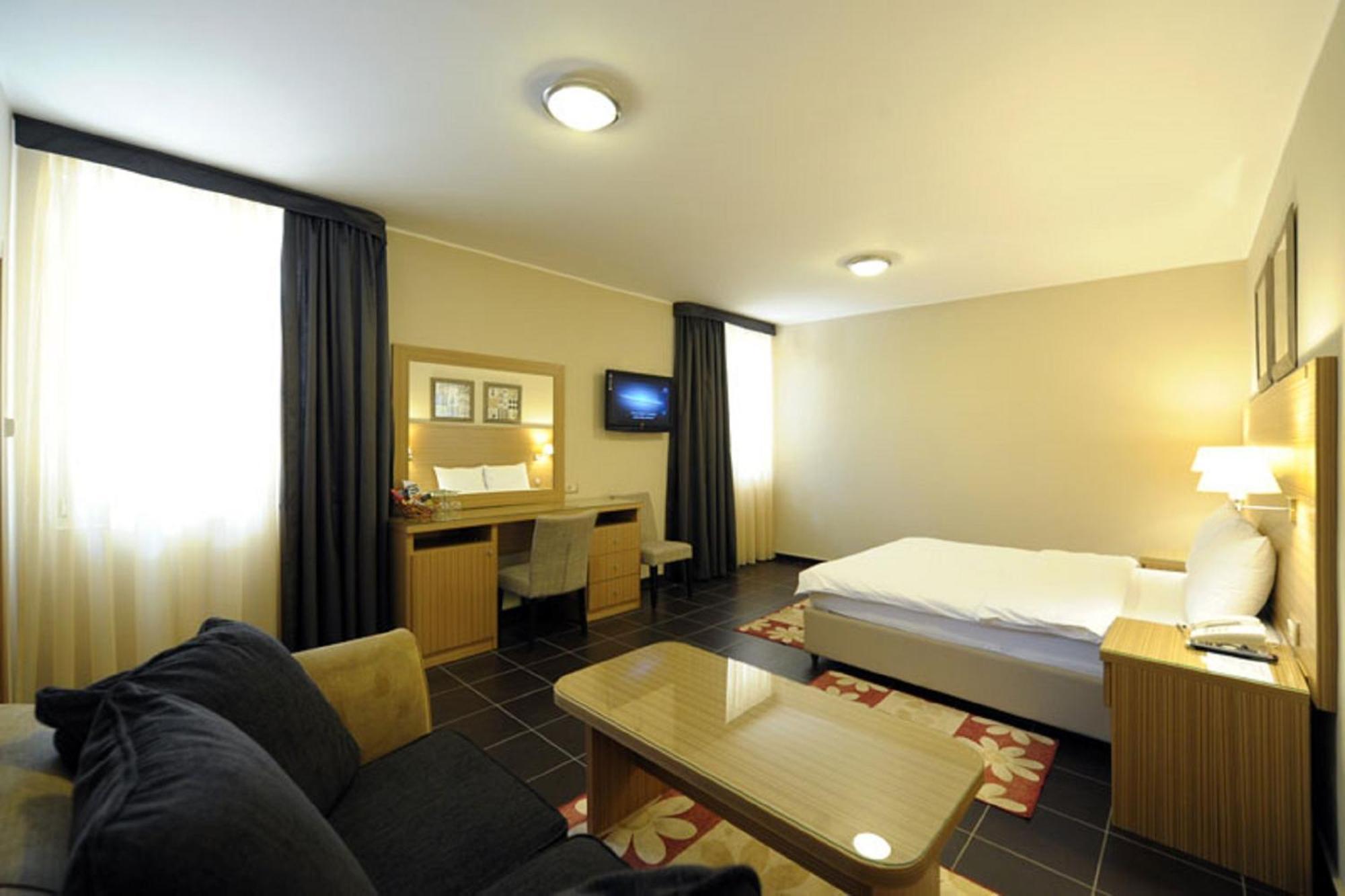 Hotel 1000 Ruza Belgrado Habitación foto